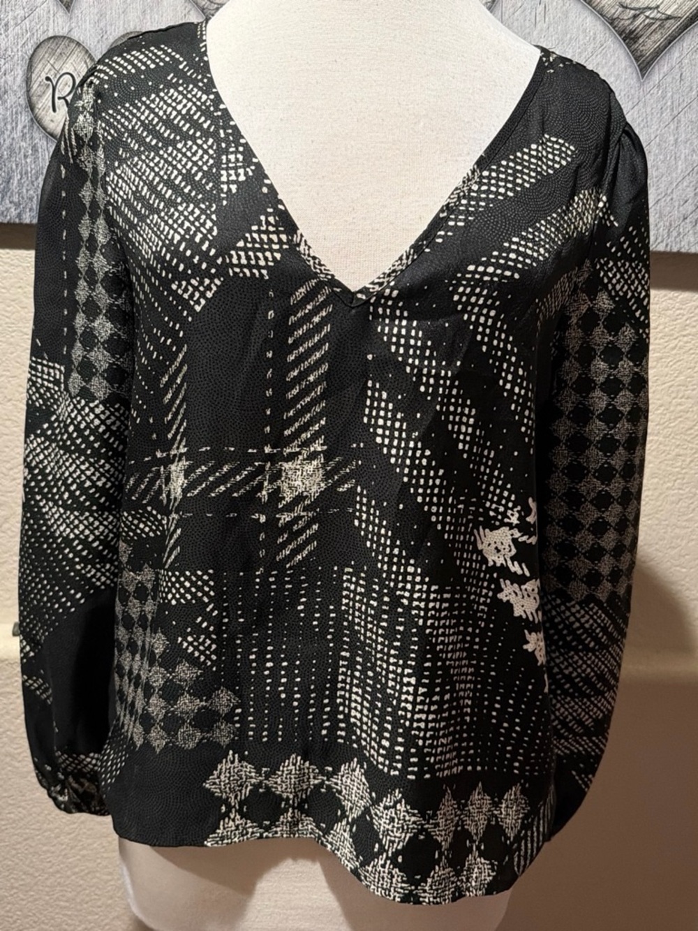Guess Black and White V-Neck Printed Blouse